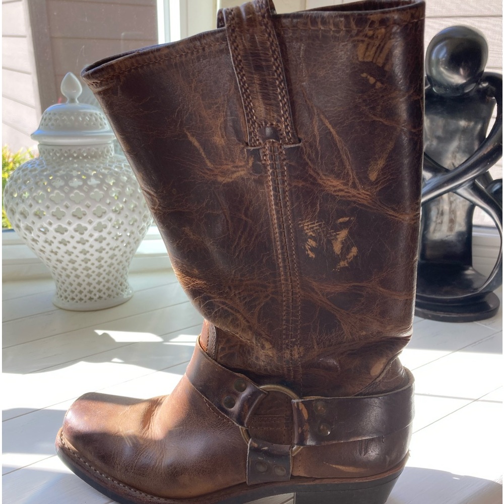 Frye women’s boots size 7.5-8. Gently warn in great condition.